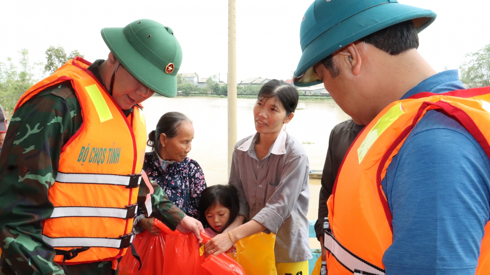 Thừa Thiên Huế hỗ trợ người dân vùng bị ngập sâu